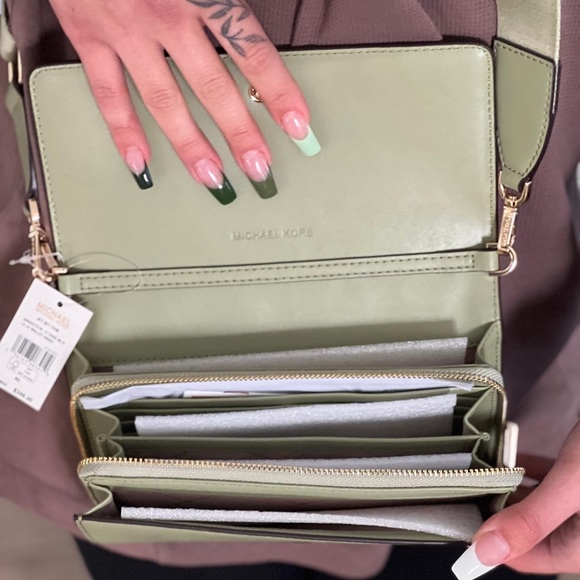 💜💜 Michael Kors Large Wallet Xbody - Picture 4 of 6